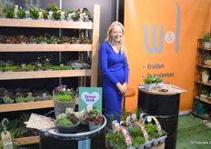Anna Leenheer van W&L Groenservice heeft o.a. een nieuwe varieteit galteria in het assortiment, waarbij de witte en rode besjes weer wat meer op het blad liggen (dan eronder hangen).